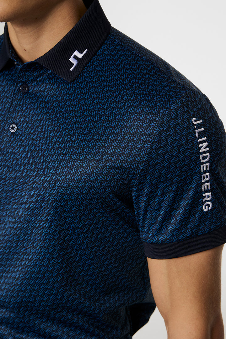 J.LINDEBRG TOUR TECH PRINT POLO SHADOW BRIDGE NAVY